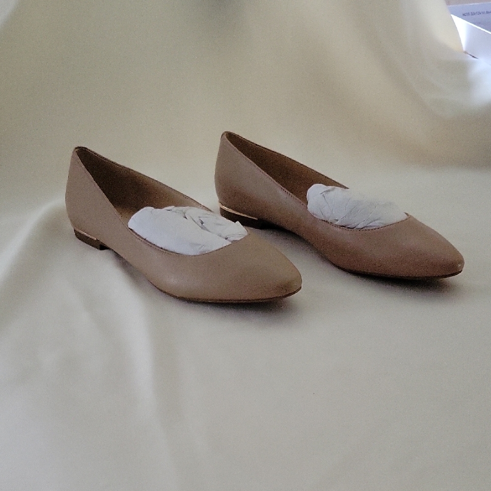Nine West Tan Flats Minimalist Design